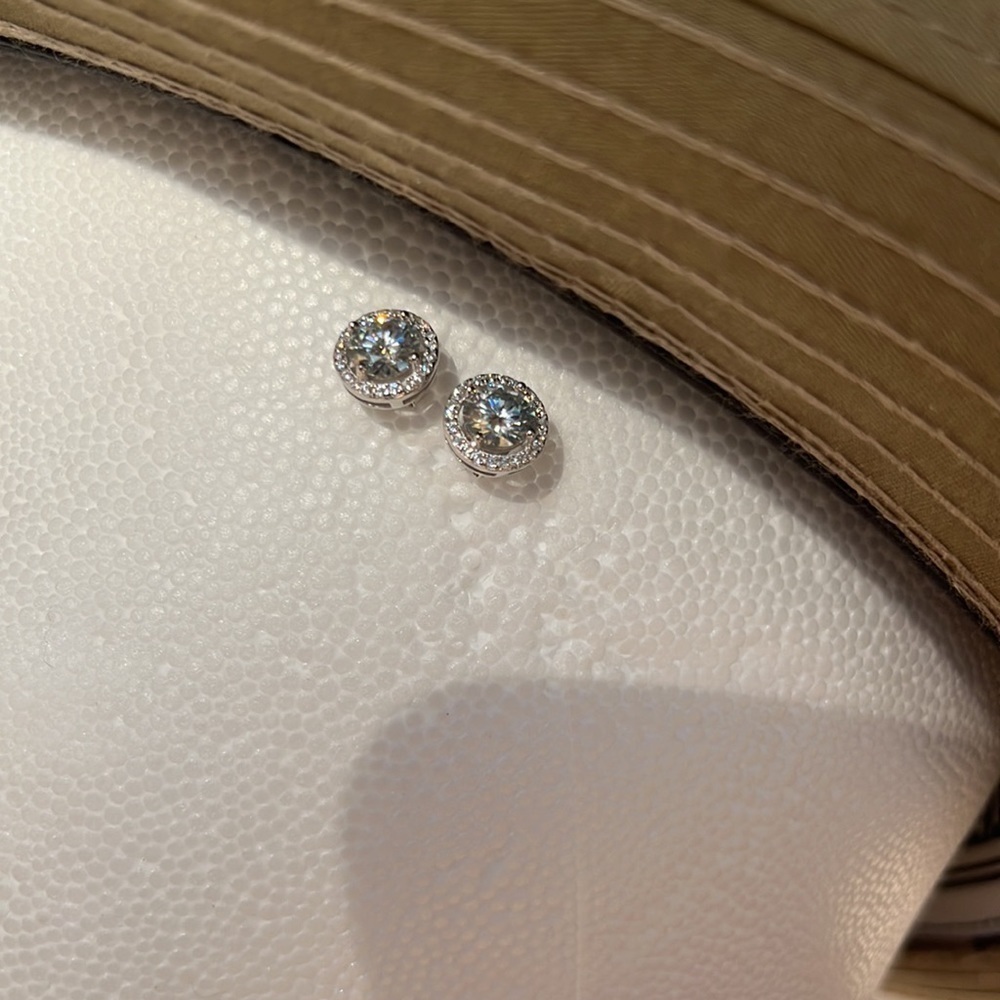 S Beautiful 925 Sterling Silver 1 Carat Sparkling Moissanite Earrings. — image 7 of 7